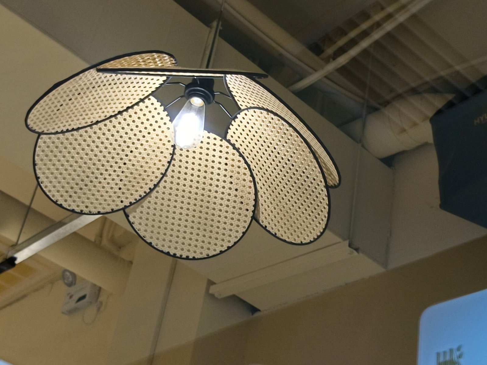 ռաթթան հյուսած լամպի երանգ՝ հարմարեցված չափով կախազարդ լույսերի համար